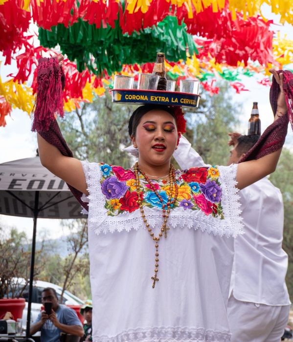 Bailarina folklorica con charola