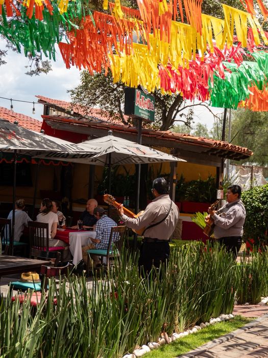 Fachada del restaurante con musica en vivo