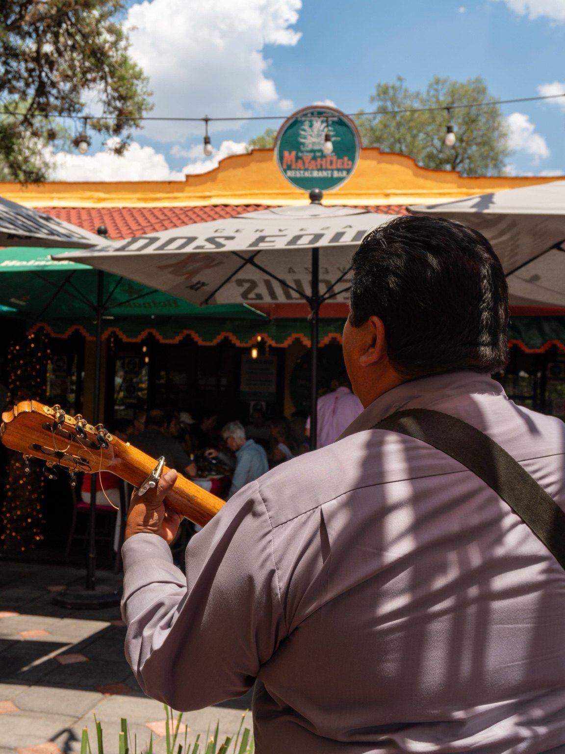 Musico frente a Restaurante Mayahuel Teotihuacan