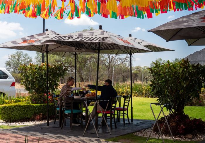 Clientes disfrutando en terraza
