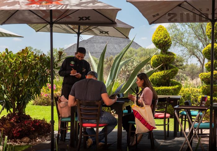 Servicio en mesa con piramide al fondo
